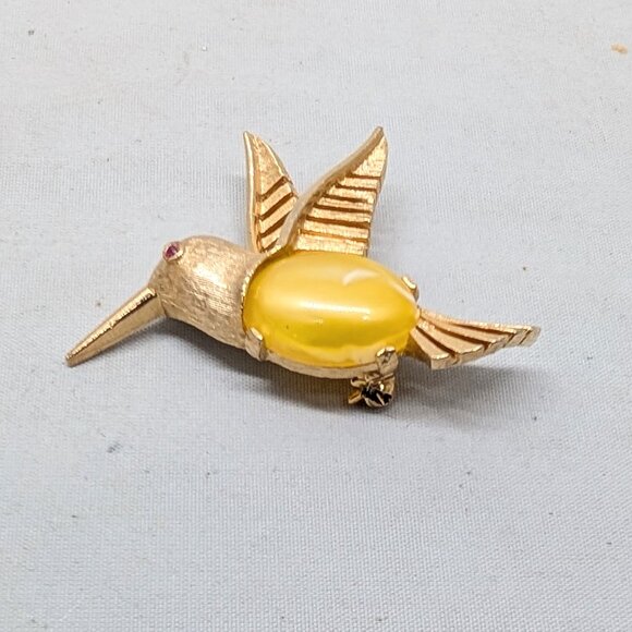 Vintage 1960s Signed Napier Goldtone Yellow Cabochon  Vintage 1960s Signed Napier Yellow Cabochon Hummingbird Brooch